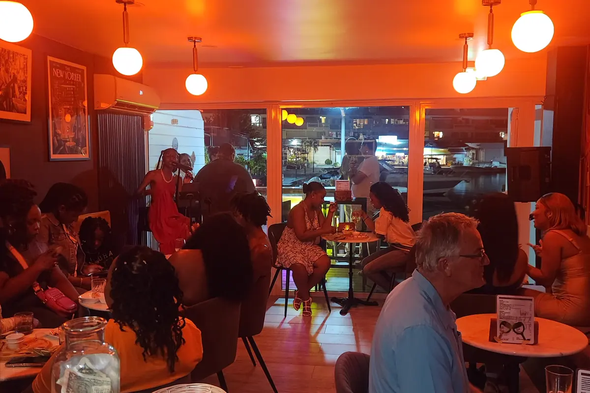 Salle intimiste du Jazz Spot avec concert live et tables a la Marina Royale