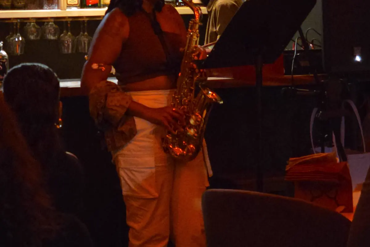 Saxophoniste en concert live au Jazz Spot a Marigot