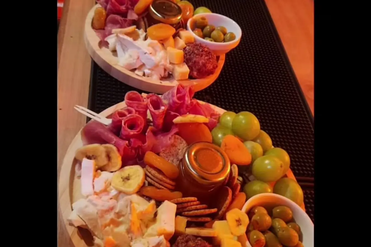 Planche de charcuterie, fromages et fruits servie au Jazz Spot
