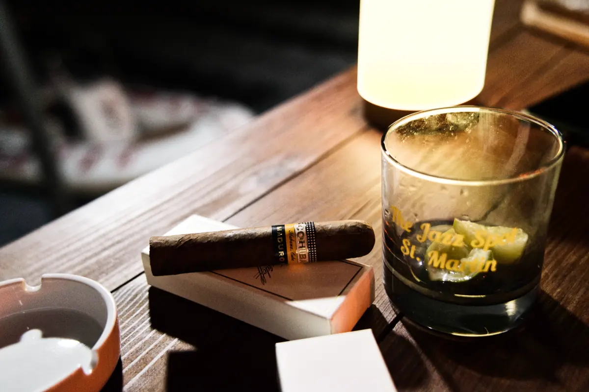 Cocktail et cigare dans l ambiance speakeasy du Jazz Spot