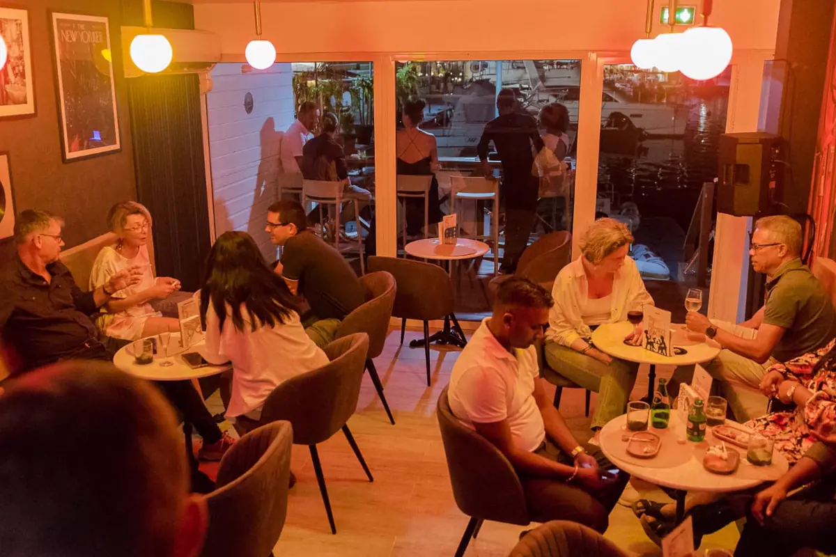 Clients installes dans la salle chaleureuse du Jazz Spot a Marigot