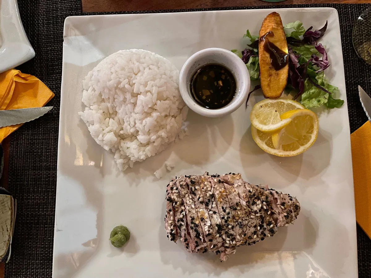 Sesame tuna mi-cuit servi avec riz blanc et sauce soja au gingembre à The Palms