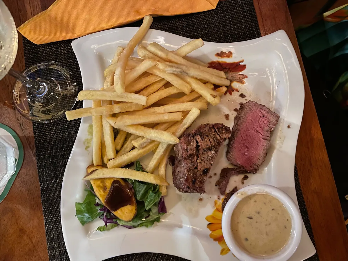 Filet mignon de bœuf et frites maison avec sauce crémeuse aux champignons à The Palms