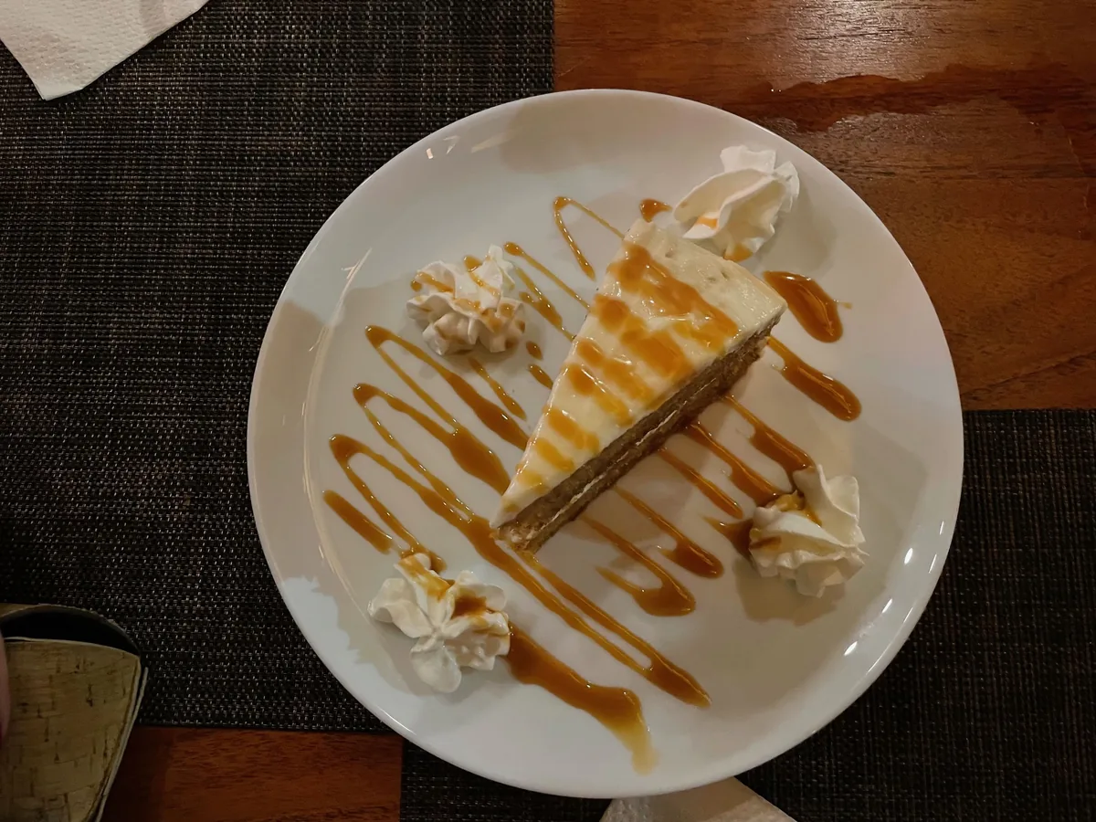 Carrot cake maison nappé de caramel, dessert signature de The Palms