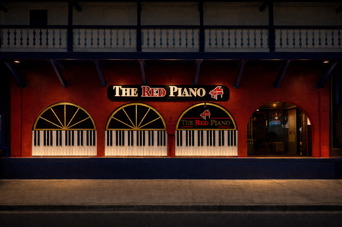 The Red Piano Lounge - Facade et ambiance nocturne a Simpson Bay
