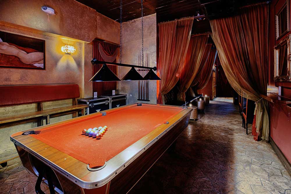 The Red Piano Lounge - Salle principale avec scene live