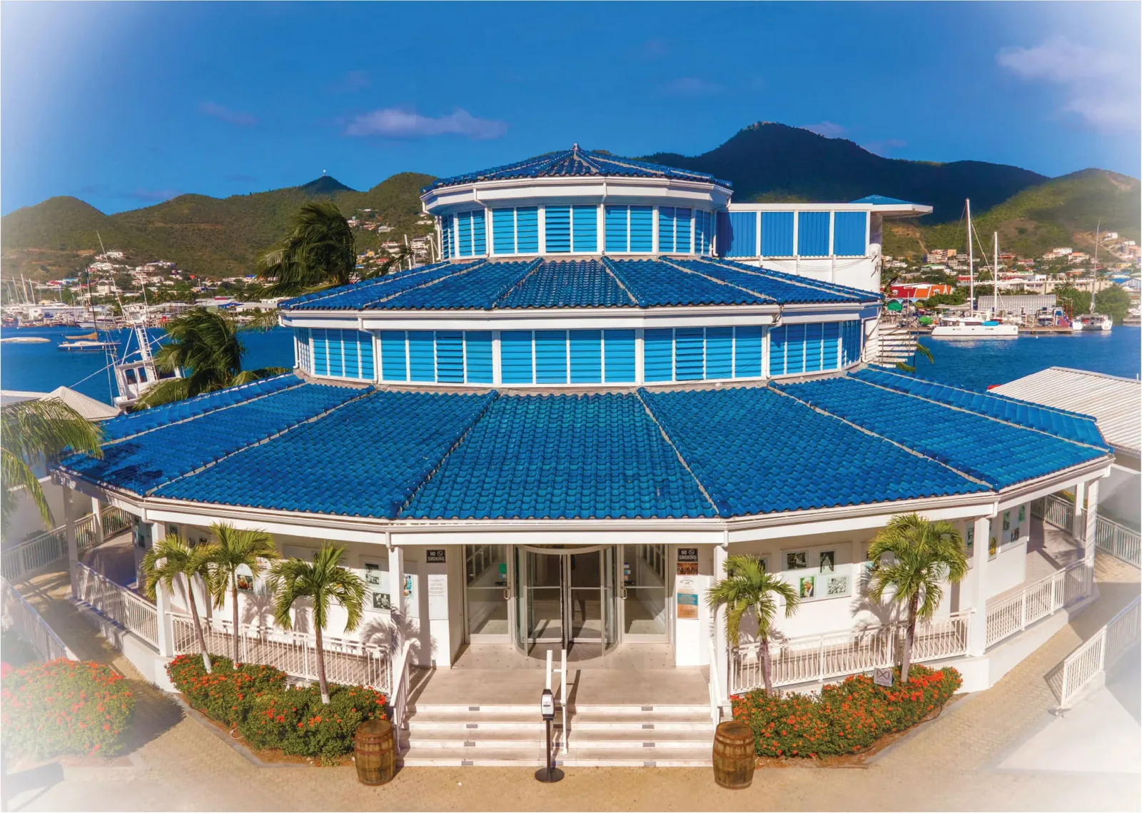 Bâtiment iconique de Topper's à Cole Bay vu depuis le lagon de Simpson Bay au coucher du soleil