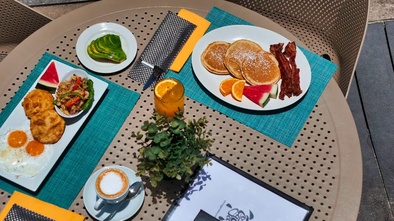 Tortuga Maho - Petit déjeuner avec pancakes, oeufs et café en terrasse