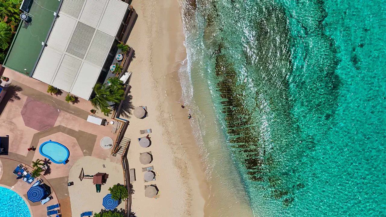 Tortuga Maho - Vue aérienne du restaurant et de la plage de Maho