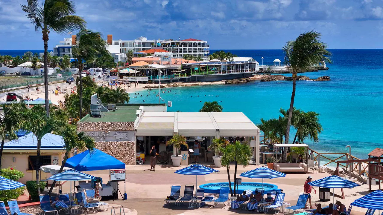 Tortuga Maho - Terrasse, transats et mer Caraïbe à Maho Beach