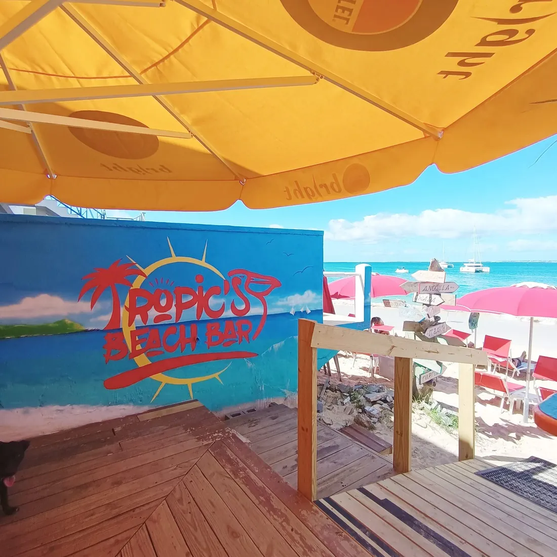 Tropic's Beach Bar SXM - Terrasse en bois avec vue sur la plage