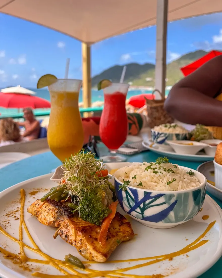 Tropic's Beach Bar SXM - Cocktails et assiette de poisson face à la mer