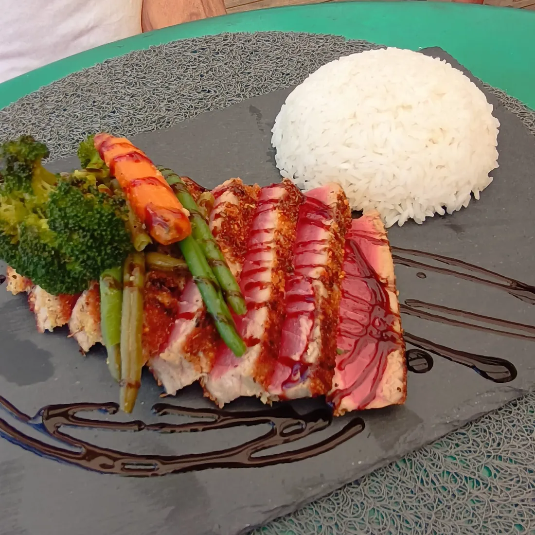 Tropic's Beach Bar SXM - Tataki de thon mi-cuit, légumes et riz