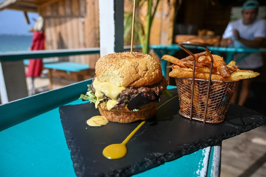 Tropic's Beach Bar SXM - Burger maison et frites au bord de l'eau