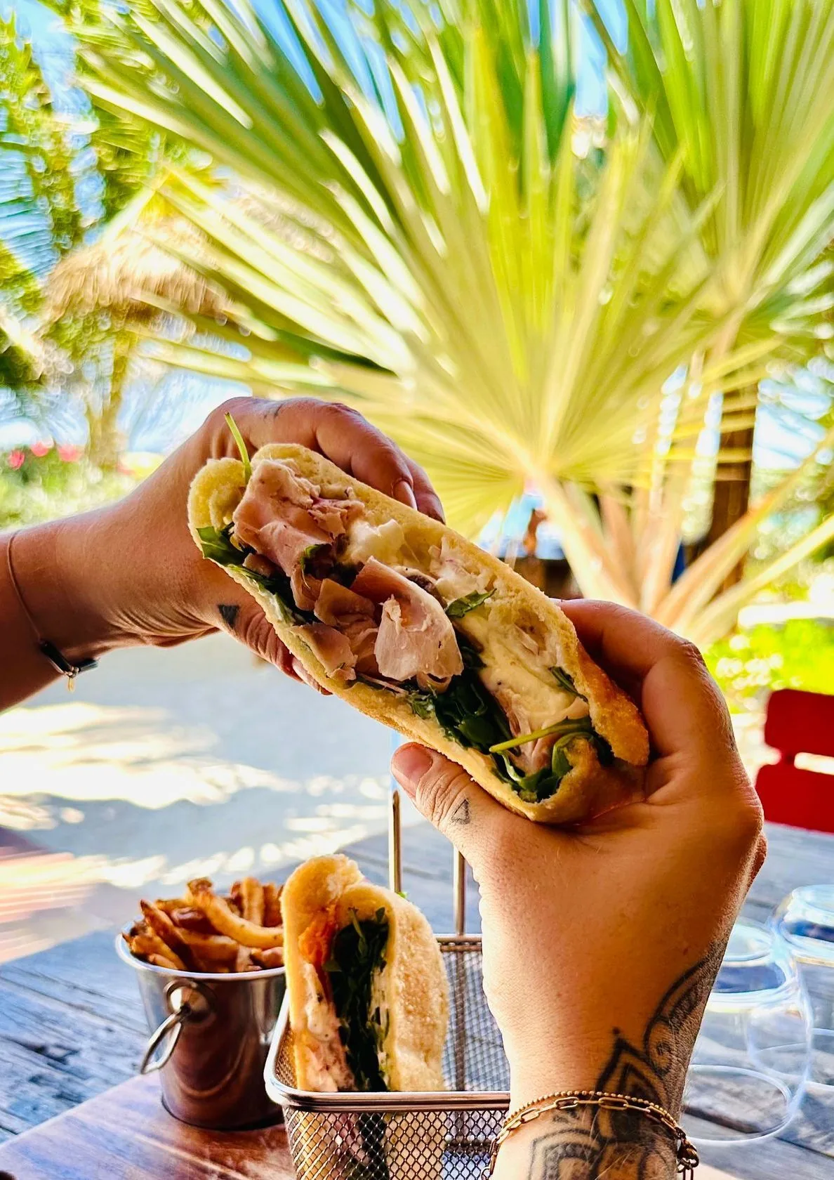 Langouste grillée locale servie avec salades fraîches sur la table en bois de Waï Plage
