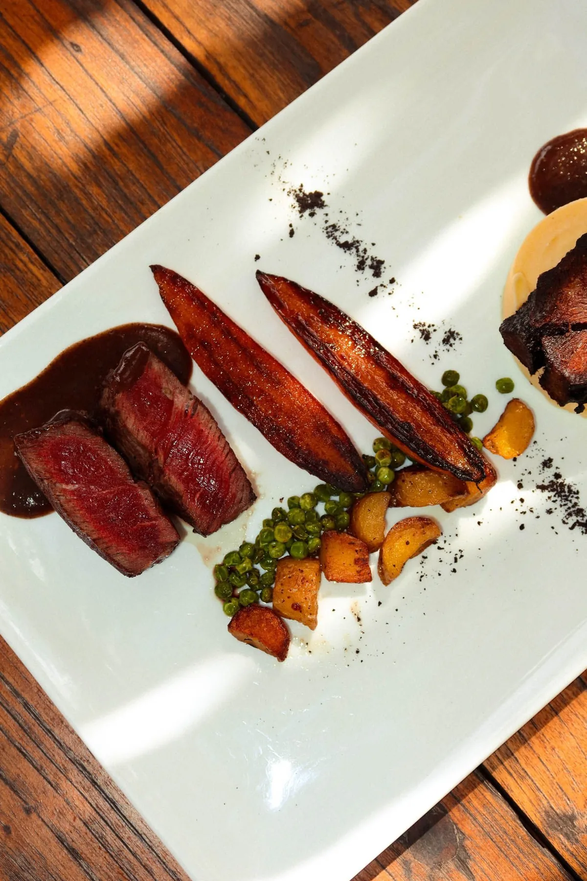 Magret de canard, sauce au vin et purées caribéennes au restaurant Waï Plage