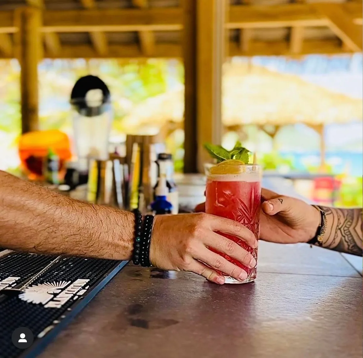 Cocktail signature préparé au bar plage de Waï Plage sous le carbet en chaume