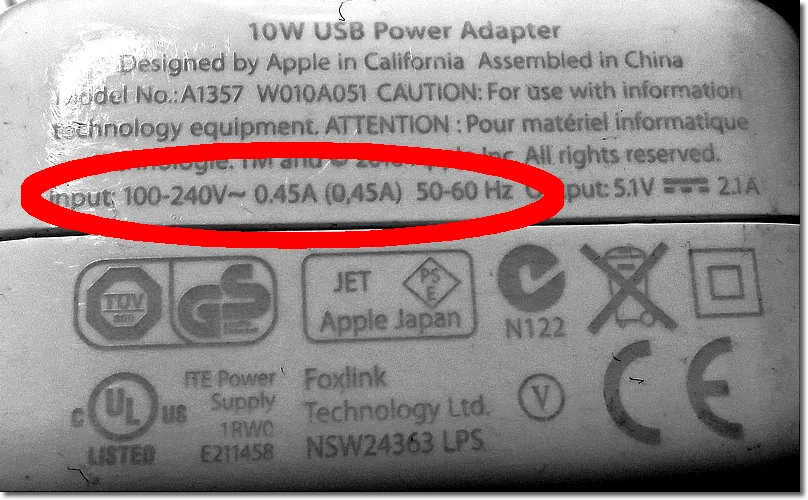 Étiquette d'un chargeur avec la mention « Input 100-240V » entourée en rouge