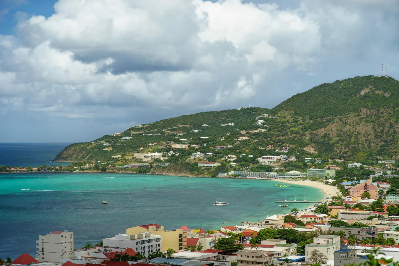 Philipsburg et la baie de Great Bay vues des hauteurs, plage et collines vertes
