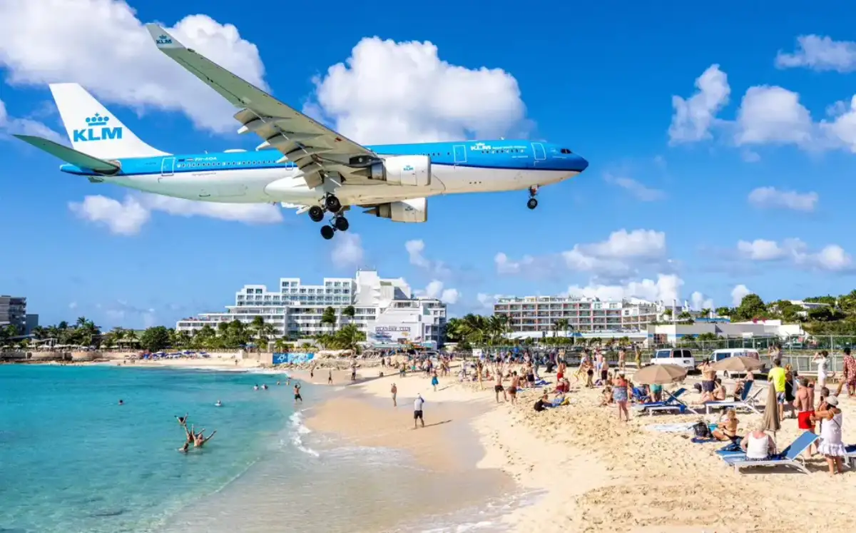 Avion de ligne survolant Maho Beach