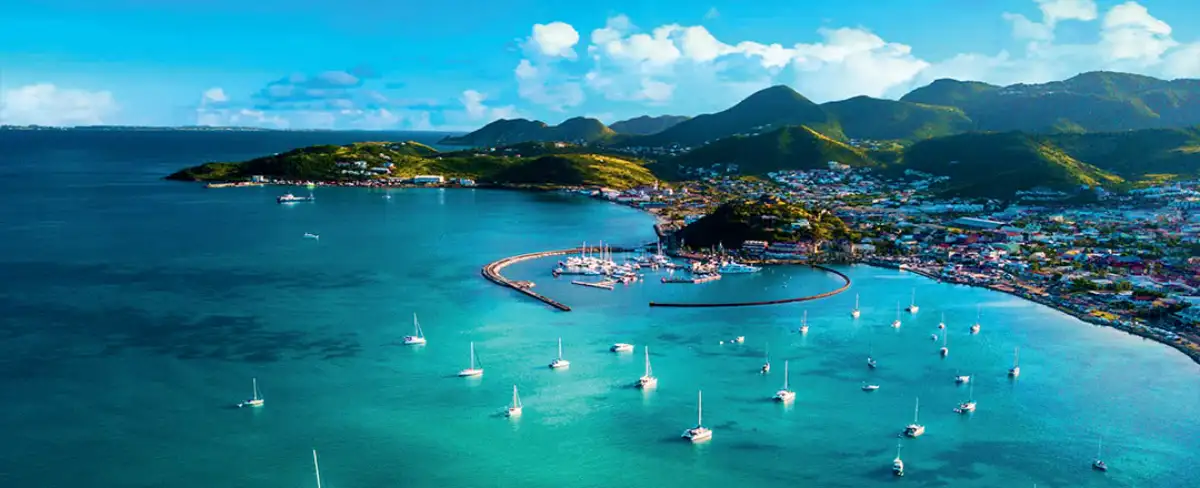 La baie de Marigot et sa marina vues du ciel