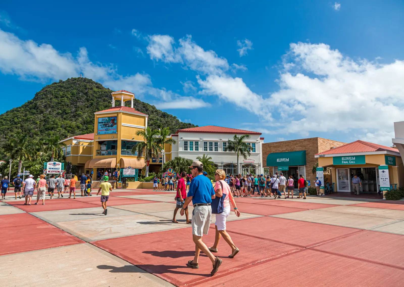 Visiteurs dans l'espace commercial du port de croisière de Philipsburg