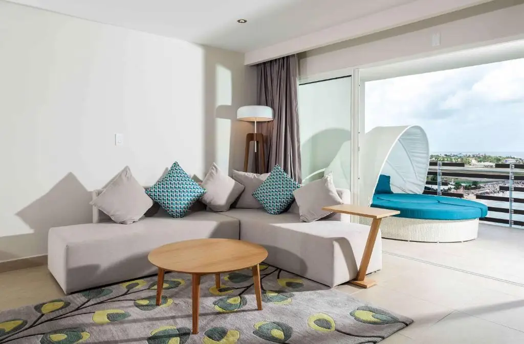 Salon d’une suite avec terrasse et cabana
