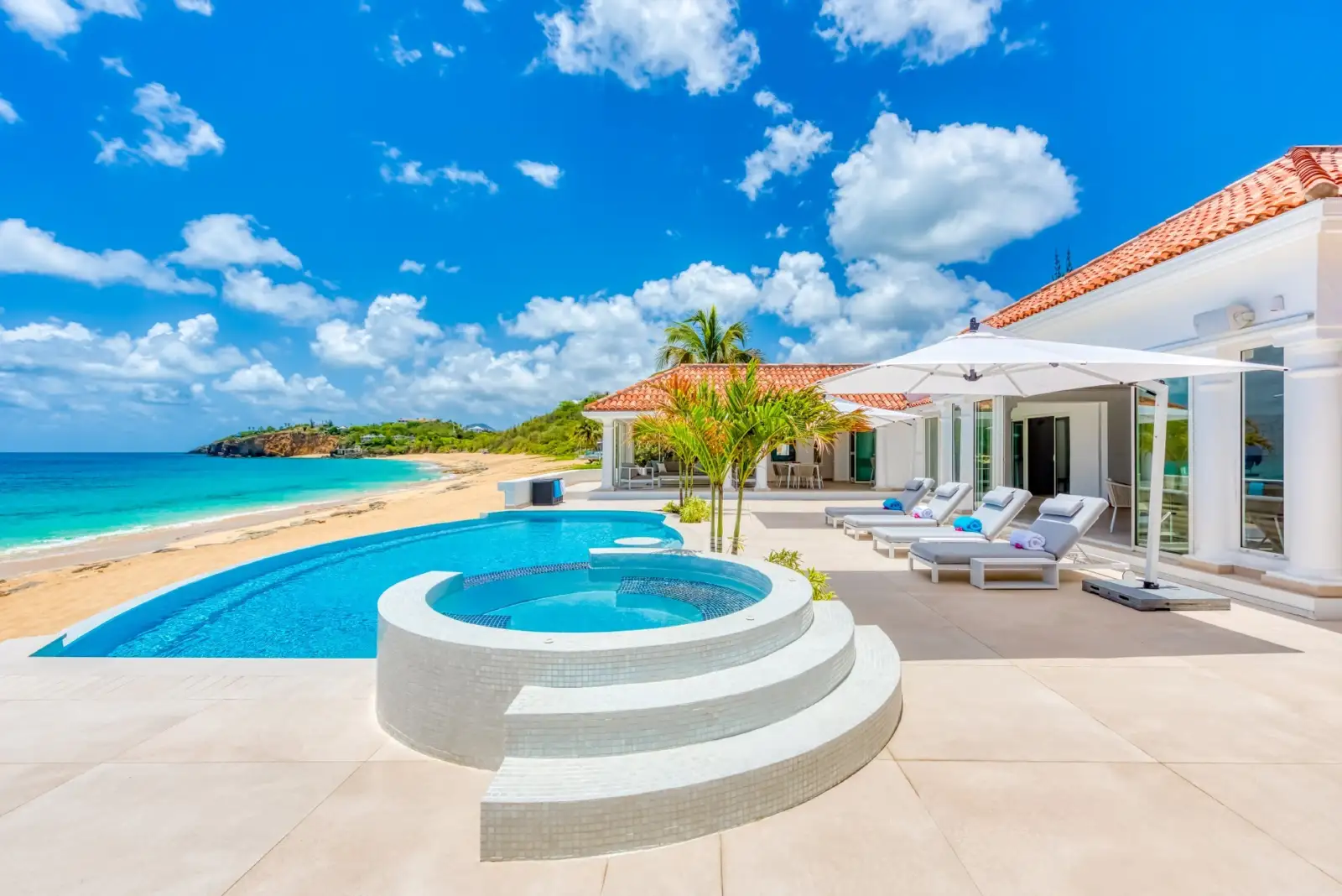 La piscine à débordement d’une villa face à la plage de Baie Rouge
