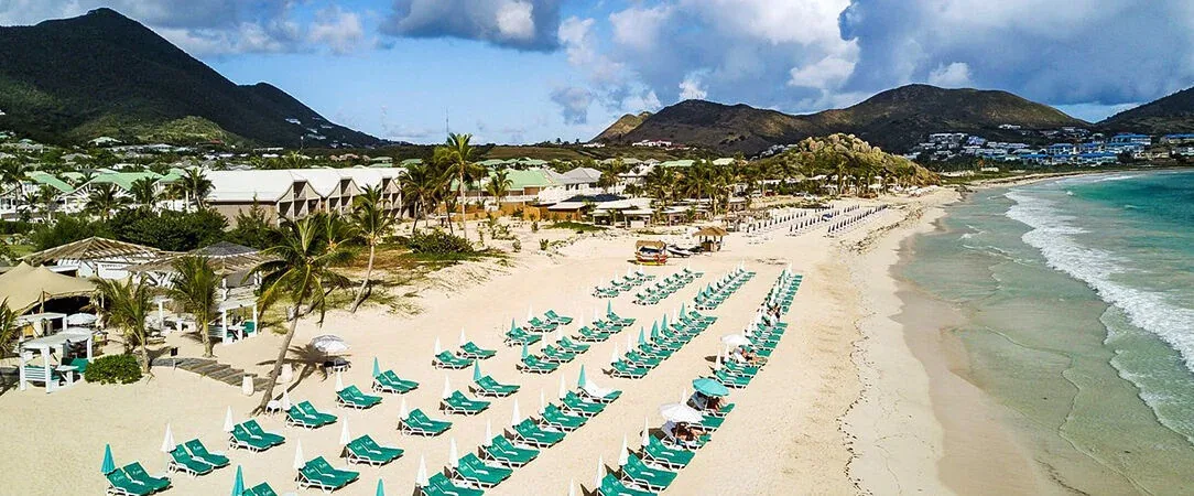Vue panoramique de la Baie Orientale à Saint-Martin