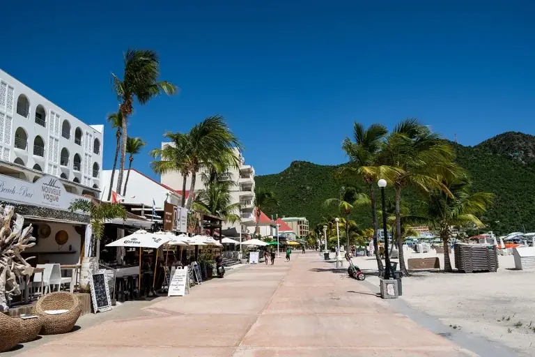 Bateaux de croisière dans la baie de Philipsburg