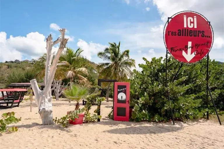 La crique de Friar's Bay entourée de collines