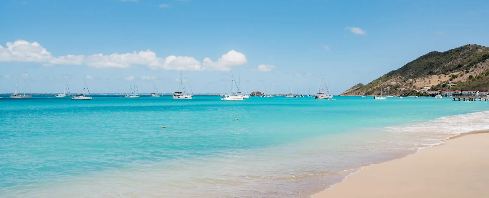 Vue panoramique de la plage de Grand Case à Saint-Martin