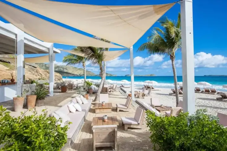 Coco Beach - Transats et espace lounge face à la mer