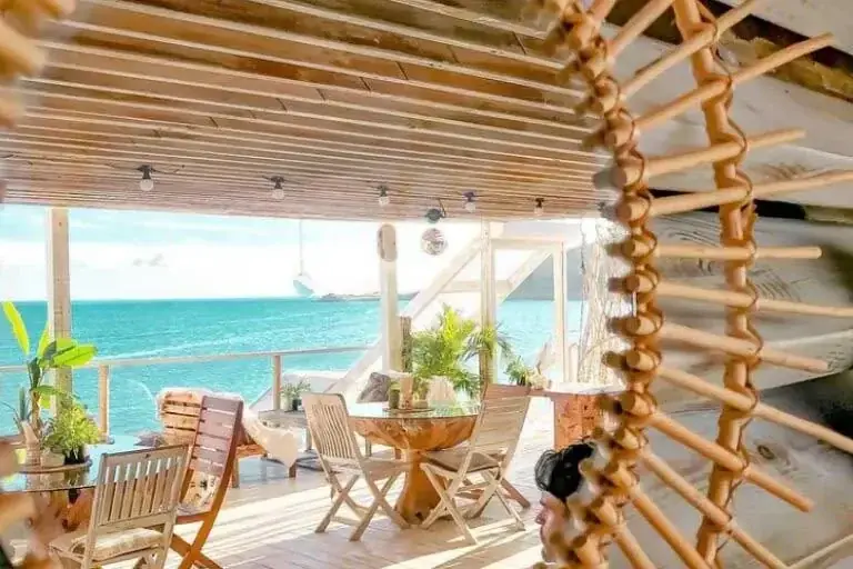 Rainbow Cafe - Terrasse de plage avec transats et parasols
