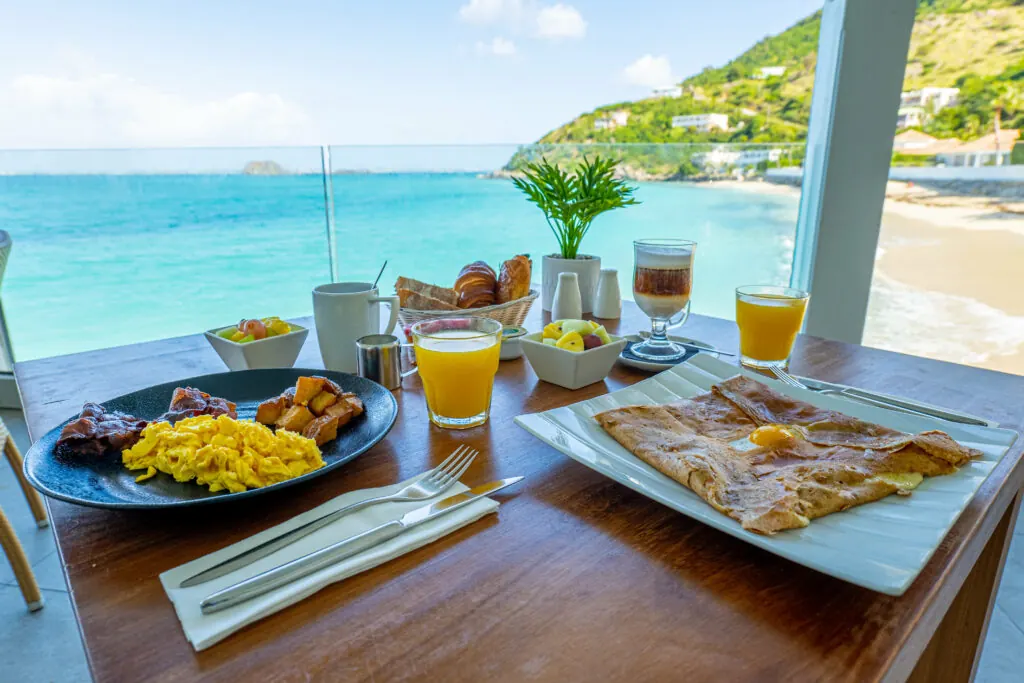 Sunset Cafe - Terrasse face à la baie de Grand Case au coucher du soleil