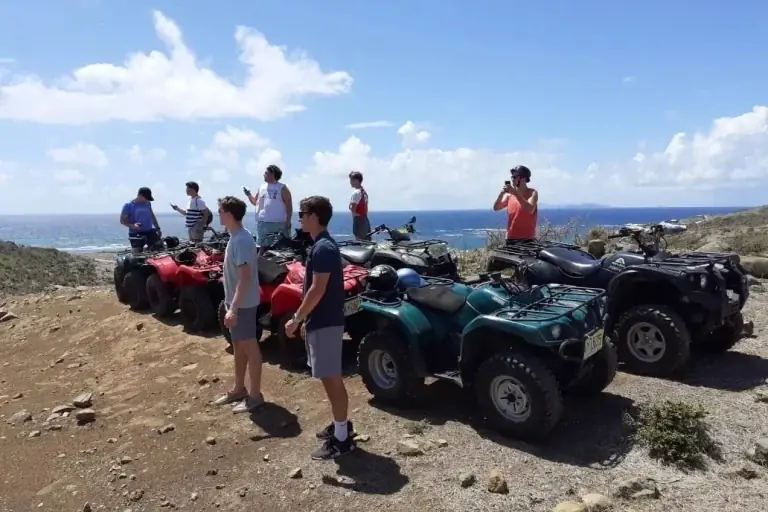 Groupe de participants ATV Island avec quads au panorama