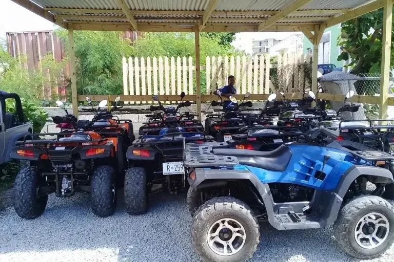 Flotte de quads ATV Island sous abri à Pointe Blanche