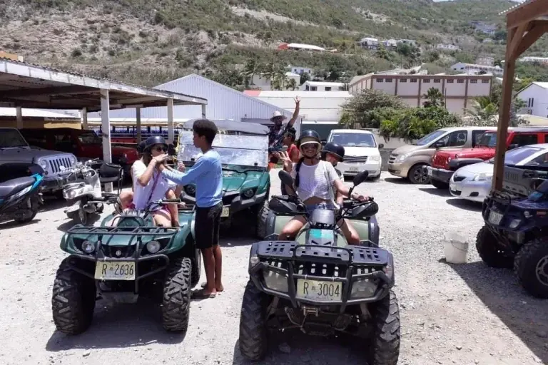 Participants prêts au départ en quad chez ATV Island