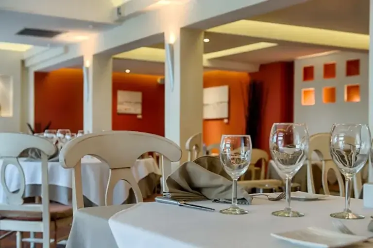 Bistrot Caraïbes - Salle élégante du restaurant à Grand Case