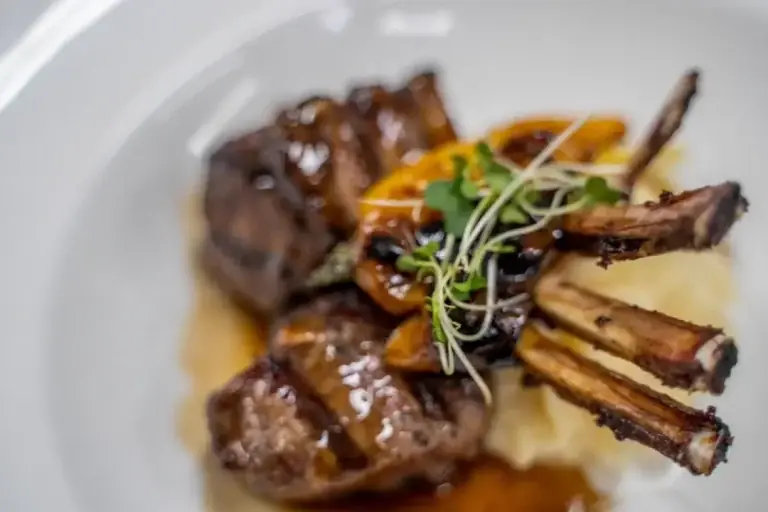Emilio's - Plat d'agneau avec purée et sauce dans un cadre gastronomique