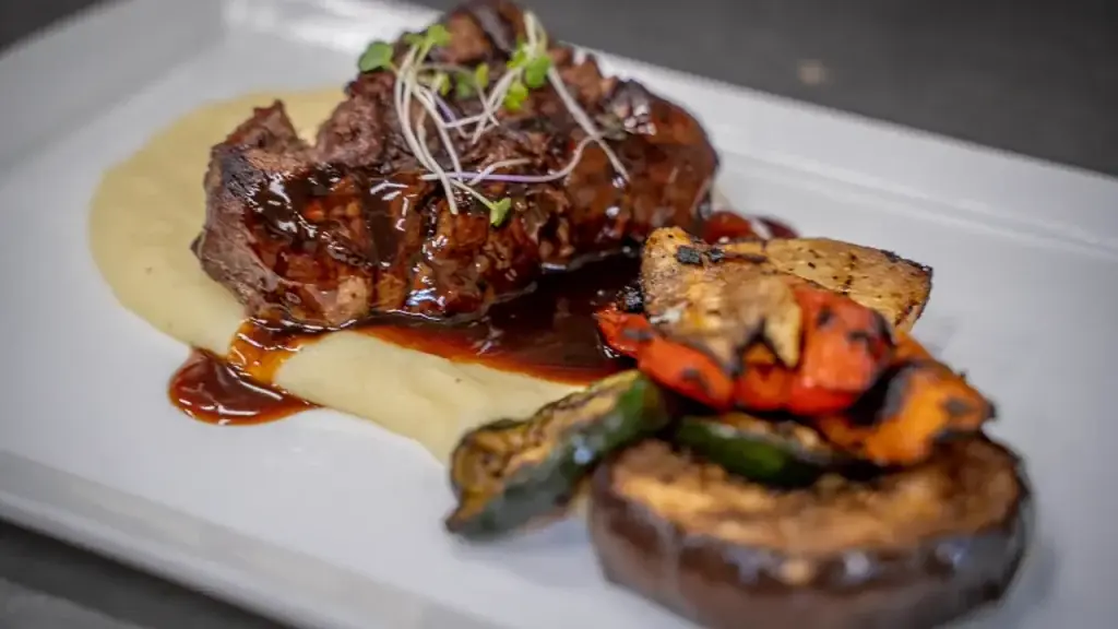 Emilio's - Filet mignon, légumes grillés et sauce au dîner