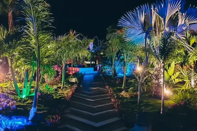 Jardin-musée de nuit à Hommage Hotel & Residences