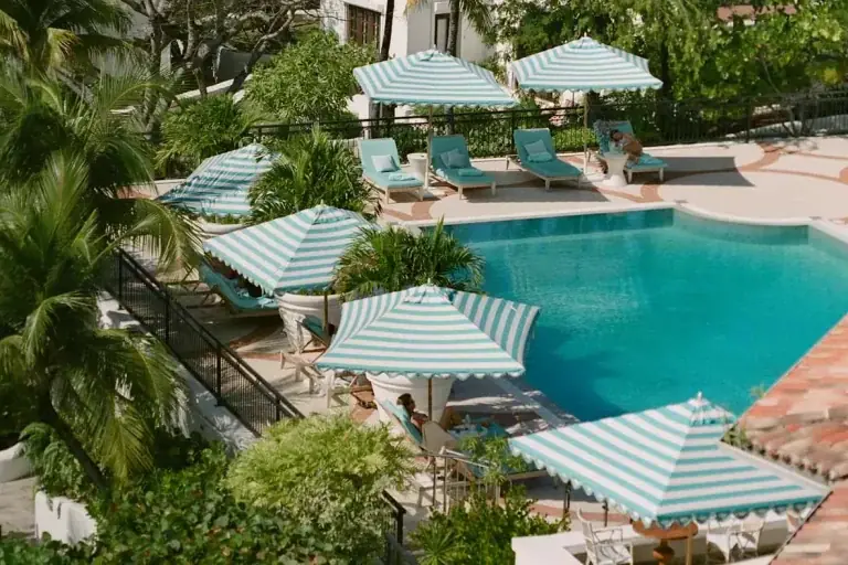 Piscine principale de La Samanna avec parasols bleus et blancs