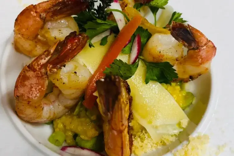 L’Auberge Gourmande - Plat de crevettes et seafood au restaurant
