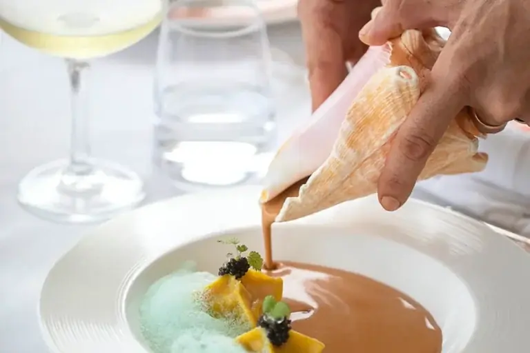 Le Pressoir - Bisque servie à table dans une assiette signature