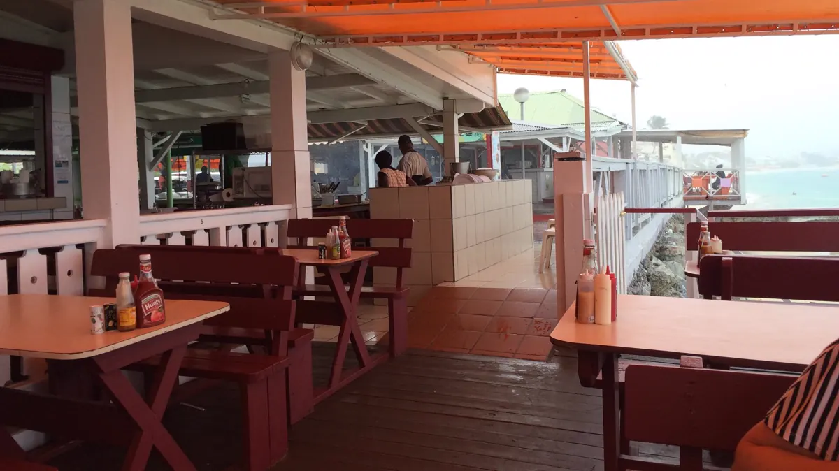 Lolo's Ribs Shack - Terrasse simple en bord de mer à Grand Case