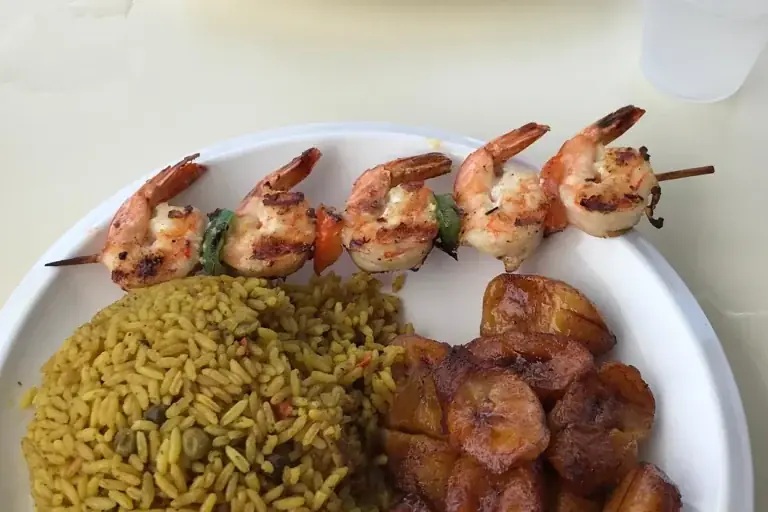 Lolo's Ribs Shack - Assiette créole avec ribs, crevettes, riz et bananes plantain
