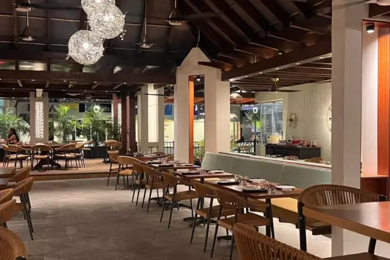 Mr Chow - Salle moderne avec tables dressées et éclairage chaleureux