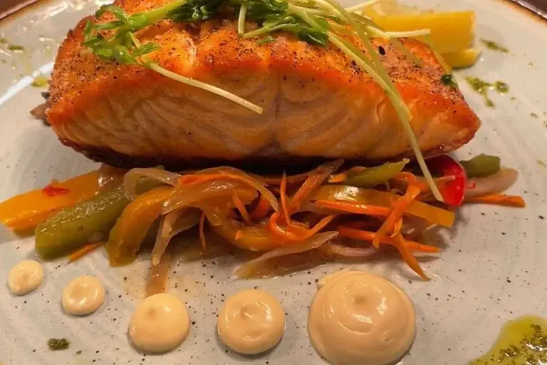 Mr Chow - Saumon grillé avec légumes et sauce asiatique