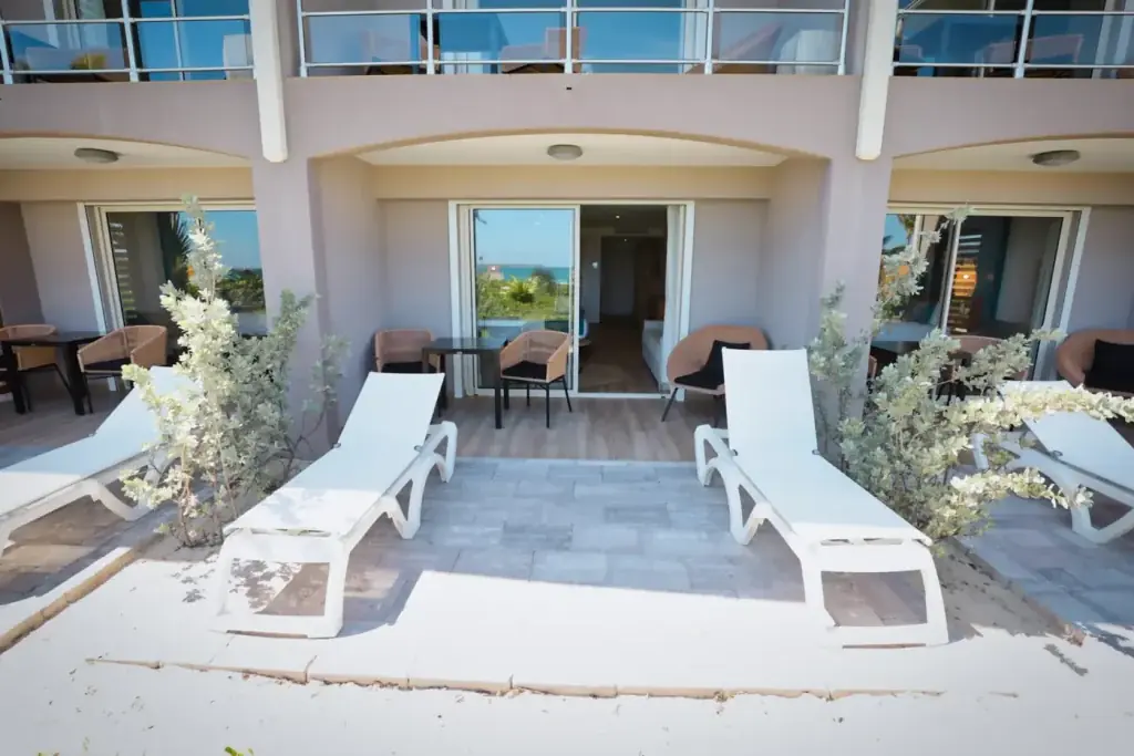 Piscine et espaces extérieurs à Orient Beach Hotel